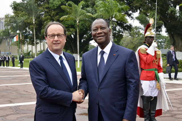 Echanges de poignées entre le Président Ivoirien SEM Alassane Ouattara et le Président Français SEM François Hollande lors de son arrivée au Palais Présidentiel.